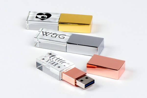 Thiết kế của USB quảng cáo bằng pha lê, thủy tinh gây ấn tượng vì sự sang trọng và tinh tế